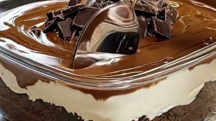 Dessert au chocolat en couches dans un plat carré en verre, nappage brillant et éclats de chocolat