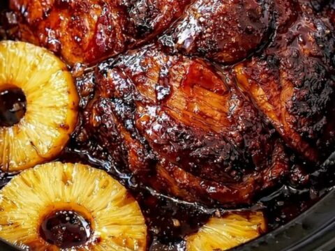 Rôti de bœuf glacé entouré de rondelles d'ananas caramélisées dans l'insert noir de la mijoteuse