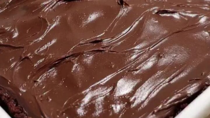 Gâteau au chocolat et choucroute glacé de tourbillons brillants au chocolat noir