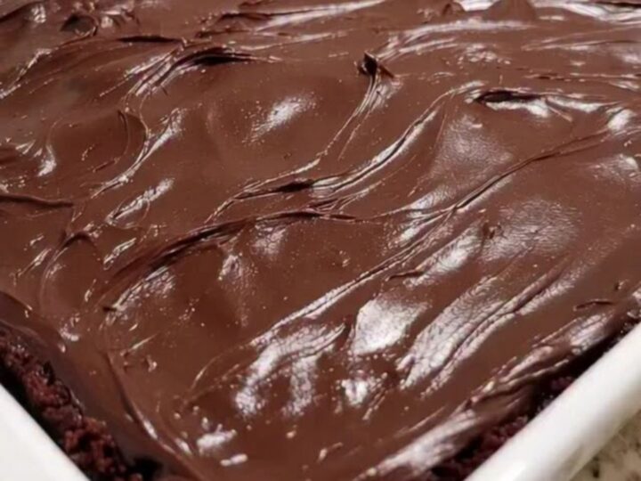 Gâteau au chocolat et choucroute glacé de tourbillons brillants au chocolat noir