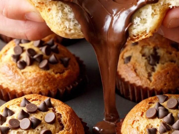 Muffin-style chocolate poğaça with molten chocolate center