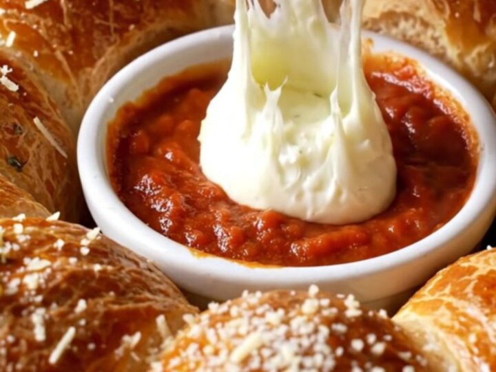 Golden pull-apart brioche wreath with melted cheese and garlic butter, served with marinara sauce.