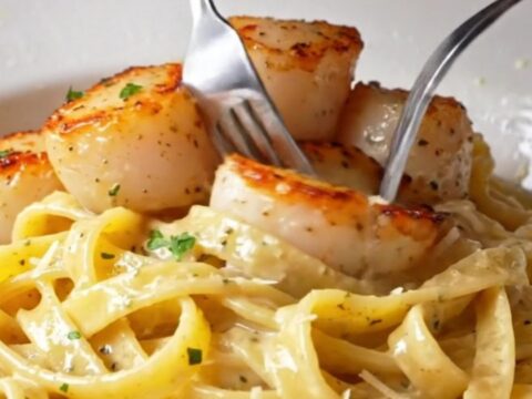 Creamy lemon garlic herb scallop pasta with golden seared scallops, fresh parsley