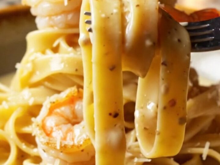 Twirled pappardelle pasta coated in creamy garlic Parmesan sauce with seared jumbo shrimp, sun-dried tomatoes, and spinach.