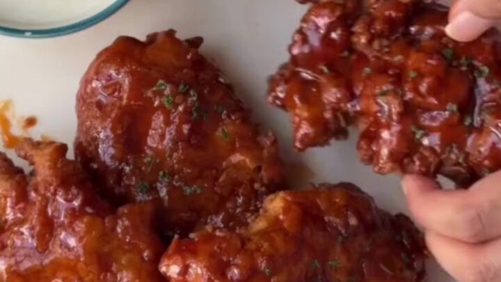 Crispy chicken tenders glazed in sweet chili garlic sauce, topped with sesame seeds