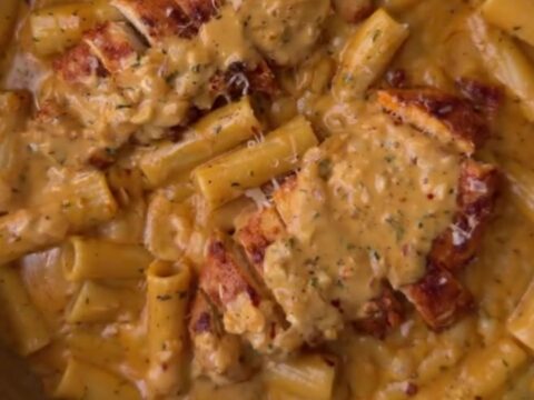 Fettuccine in creamy garlic parmesan sauce with seared chicken cubes and chopped parsley