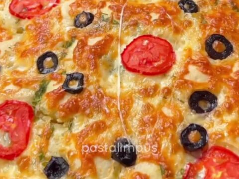 Golden Turkish garlic bread with melted mozzarella cheese pull