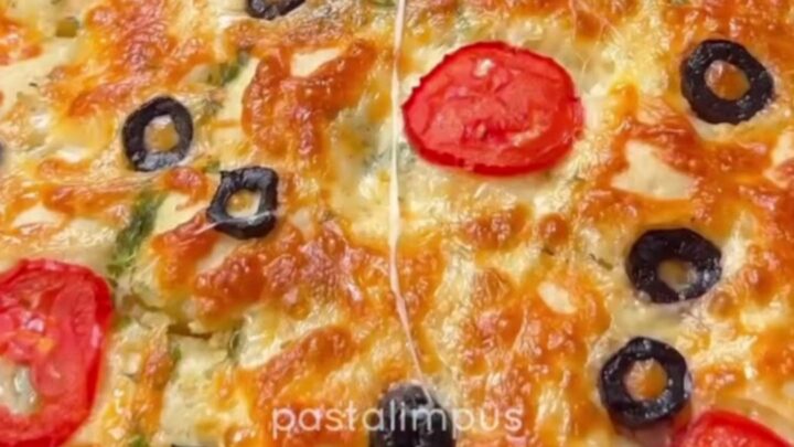 Golden Turkish garlic bread with melted mozzarella cheese pull