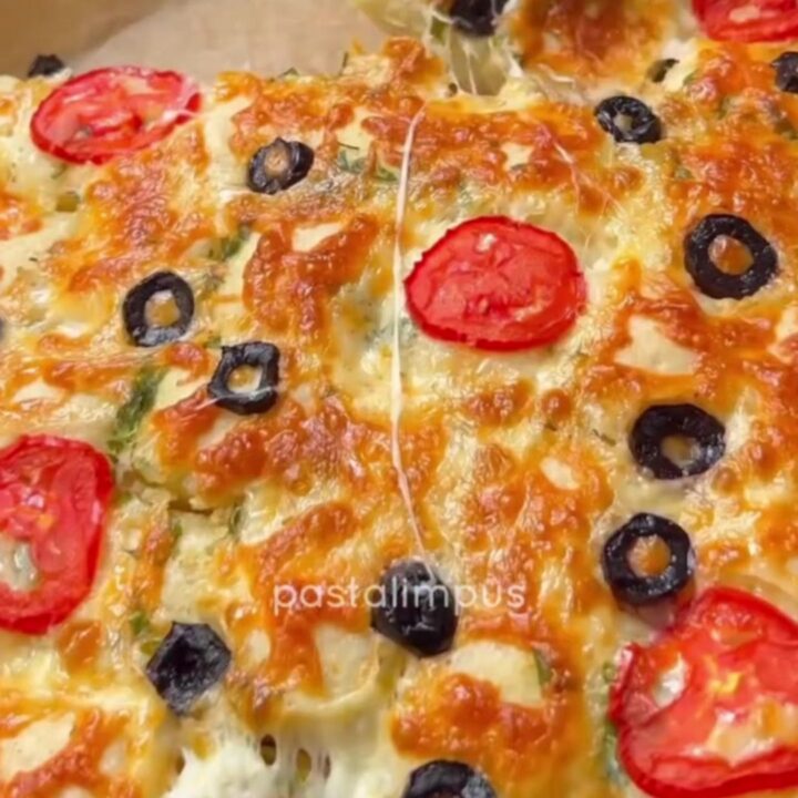 Golden Turkish garlic bread with melted mozzarella cheese pull