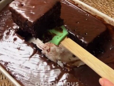 Fudgy chocolate cake squares topped with crushed pistachios and drizzled with chocolate syrup