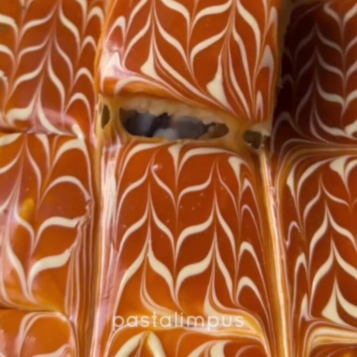Caramel trileçe with glossy caramel and cream feather lines