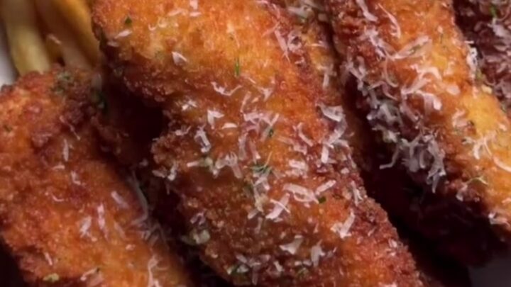 Golden crispy chicken tenders with creamy chili dipping sauce