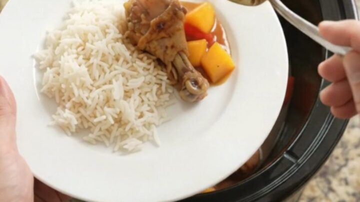 Glazed chicken drumsticks with mango and red pepper in a slow cooker