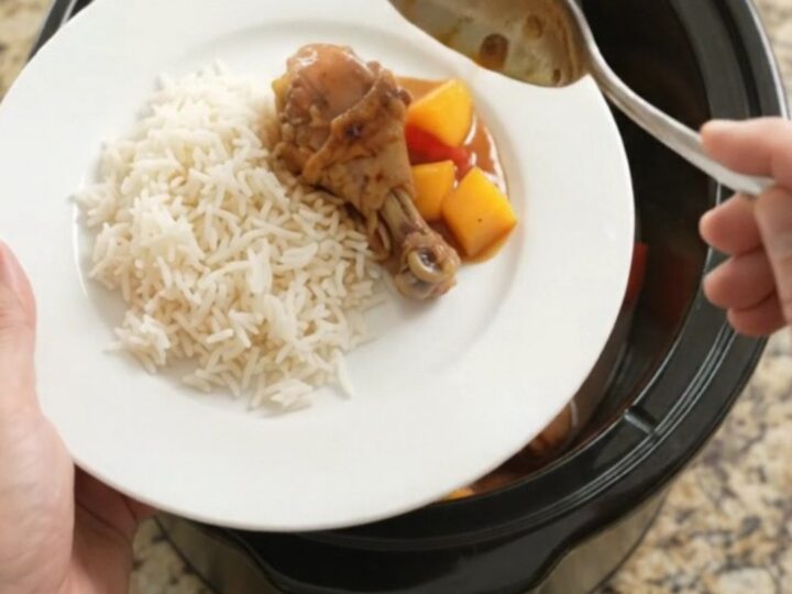 Glazed chicken drumsticks with mango and red pepper in a slow cooker