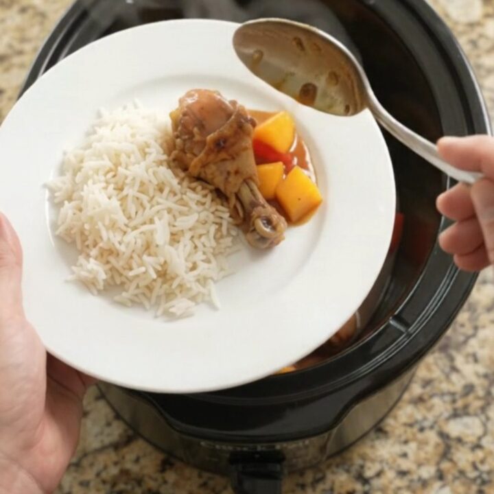 Glazed chicken drumsticks with mango and red pepper in a slow cooker