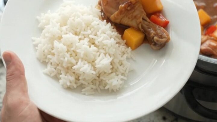 Slow-cooker mango teriyaki chicken drumsticks in a glossy glaze with mango and red peppers.