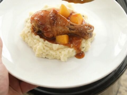 Glazed chicken drumsticks in slow cooker with mango and red pepper