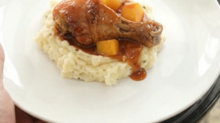 Glazed chicken drumsticks in slow cooker with mango and red pepper