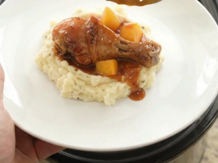 Glazed chicken drumsticks in slow cooker with mango and red pepper