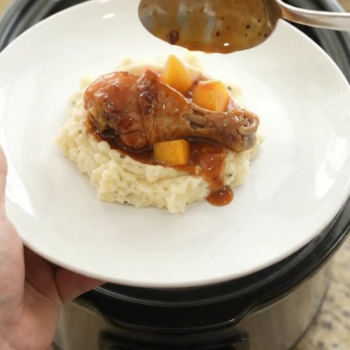 Glazed chicken drumsticks in slow cooker with mango and red pepper