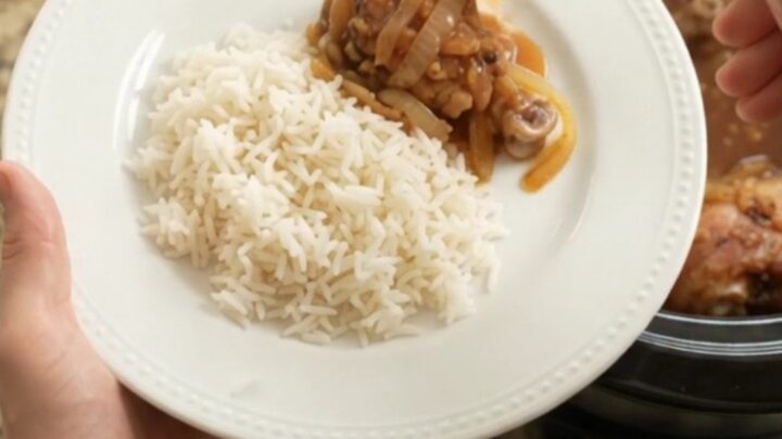 Glazed chicken drumsticks with caramelized onions in a slow cooker