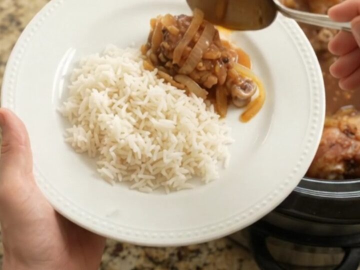 Glazed chicken drumsticks with caramelized onions in a slow cooker