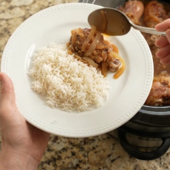 Glazed chicken drumsticks with caramelized onions in a slow cooker