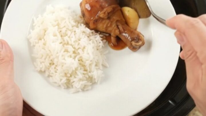 Glazed chicken drumsticks in a slow cooker with garlic and scallions