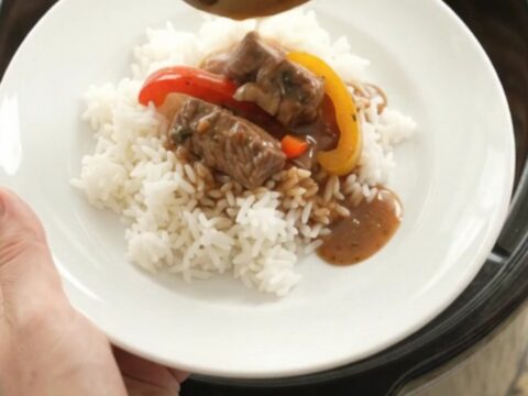 Bourbon gravy pepper tenderloin tips in a slow cooker with tender beef and peppers in glossy gravy