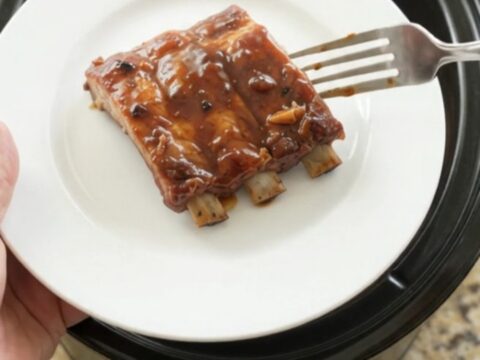Pull-apart spare ribs in a slow cooker with apples and dark molasses garlic sauce