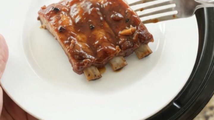 Pull-apart spare ribs in a slow cooker with apples and dark molasses garlic sauce