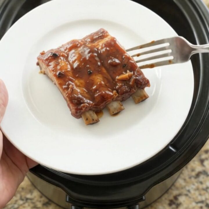 Pull-apart spare ribs in a slow cooker with apples and dark molasses garlic sauce