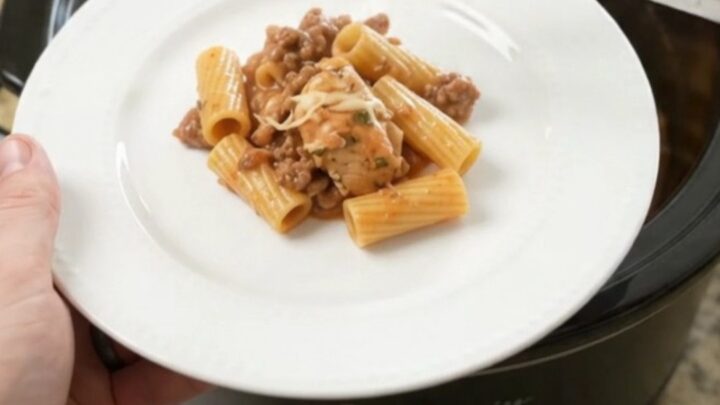 Slow cooker chicken rigatoni with melted mozzarella and cream cheese sauce