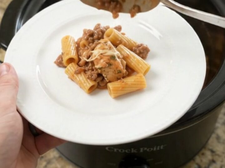 Slow cooker chicken rigatoni with melted mozzarella and cream cheese sauce