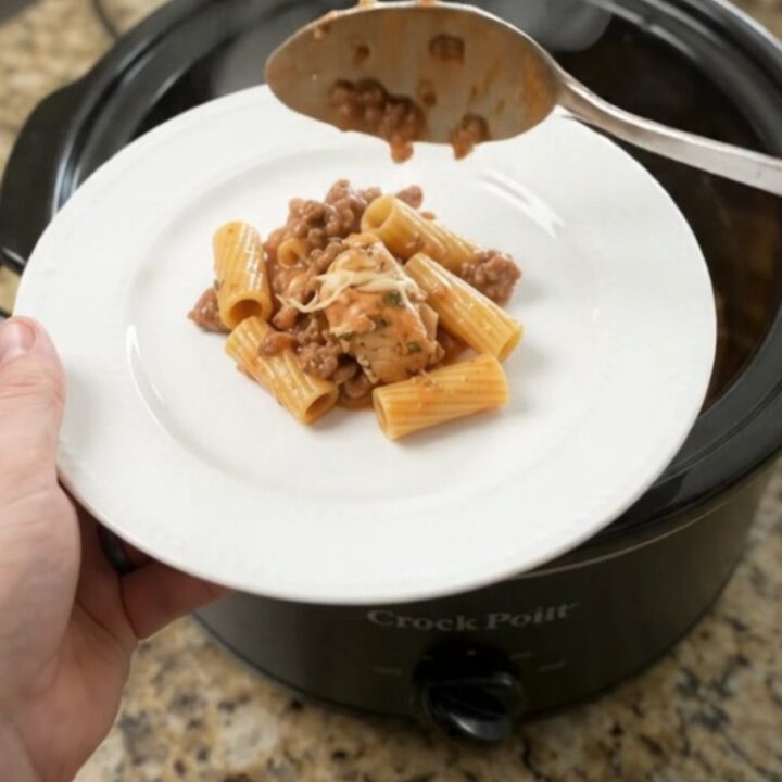 Slow cooker chicken rigatoni with melted mozzarella and cream cheese sauce