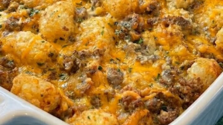 Un gratin de pommes de terre doré et croustillant dans un plat en céramique blanc.