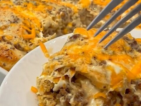 Casserole de petit-déjeuner dorée et fondante sortie du four