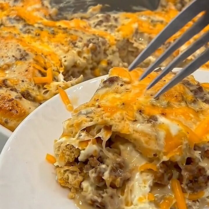Casserole de petit-déjeuner dorée et fondante sortie du four