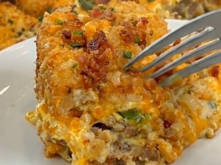 Une part généreuse de casserole de tater tots croustillants avec du fromage fondant.