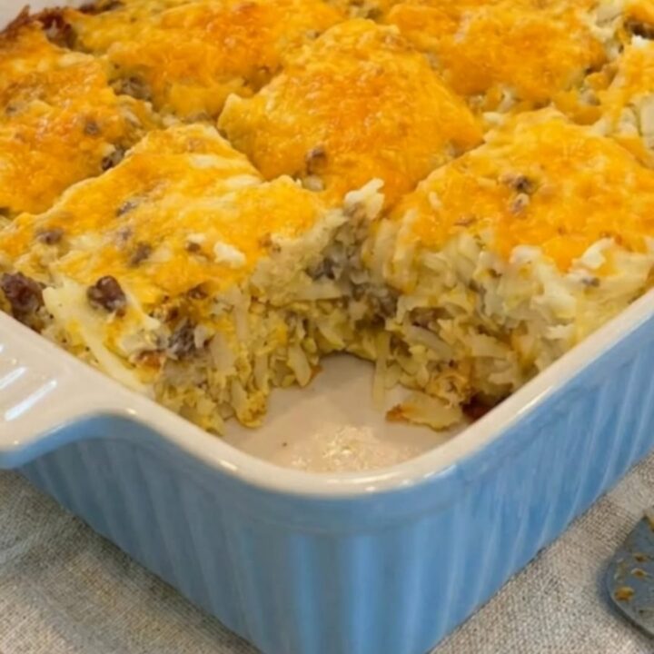 Casserole de petit-déjeuner dorée avec une portion servie montrant un fromage fondant.