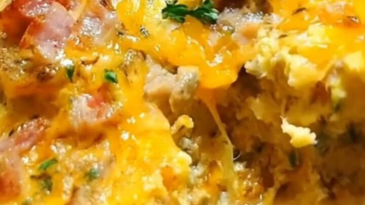 Une casserole de petit-déjeuner dorée dans une mijoteuse, garnie de fromage fondu et de persil frais.