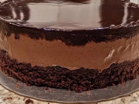 Gâteau mousse au chocolat avec glaçage miroir brillant sur une assiette