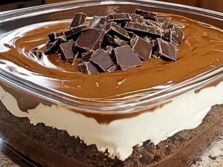 Vue de dessus d'un dessert en couches chocolatées dans un plat carré en verre sur un comptoir en granit.