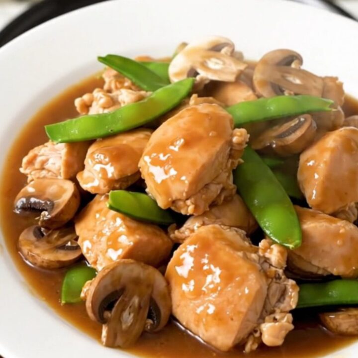 A top-down view of the finished Moo Goo Gai Pan in a slow cooker showing tender chicken and vegetables.