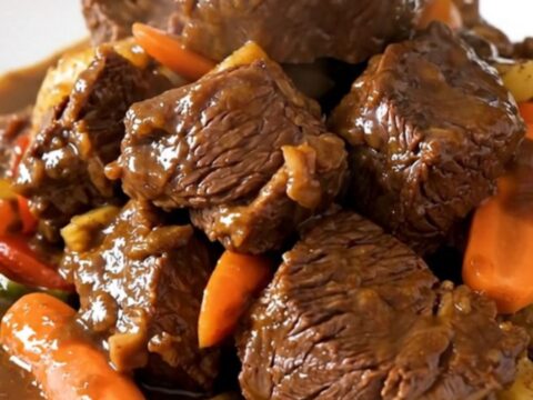 Une assiette de daube de bœuf fondante avec ses carottes et sa sauce brillante au vin blanc.
