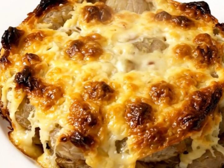 Gratin de pommes de terre au Cantal doré et crémeux dans une mijoteuse sur un comptoir.