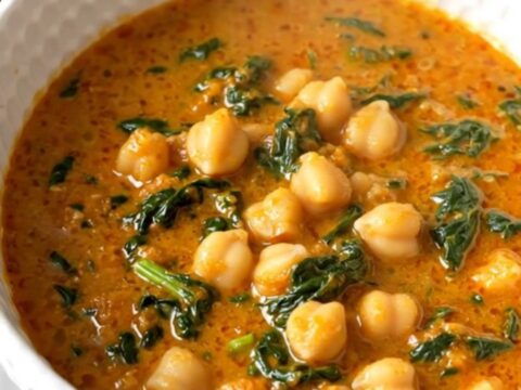 Curry de pois chiches aux épinards et lait de coco dans une mijoteuse noire.