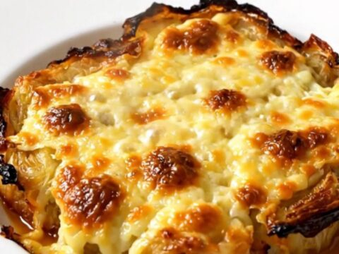 Gratin de butternut fondant avec du fromage de chèvre doré et des lardons dans une mijoteuse.