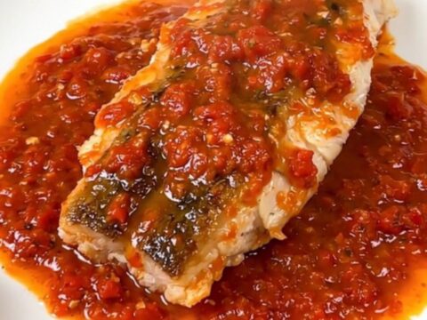 Filets de lieu noir cuits avec courgettes et sauce tomate dans une mijoteuse