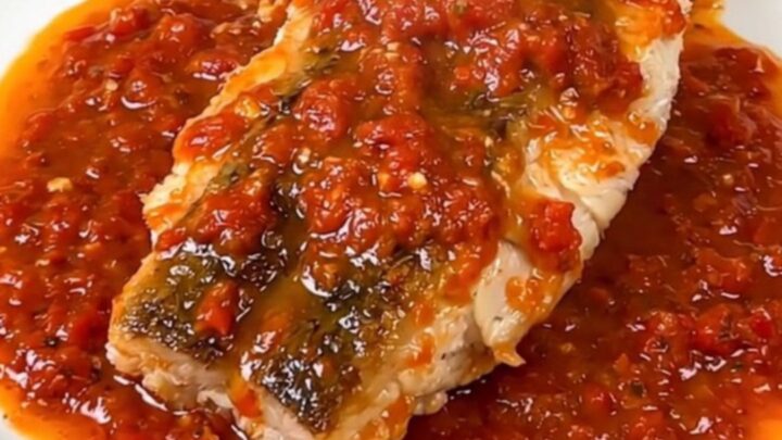 Filets de lieu noir cuits avec courgettes et sauce tomate dans une mijoteuse